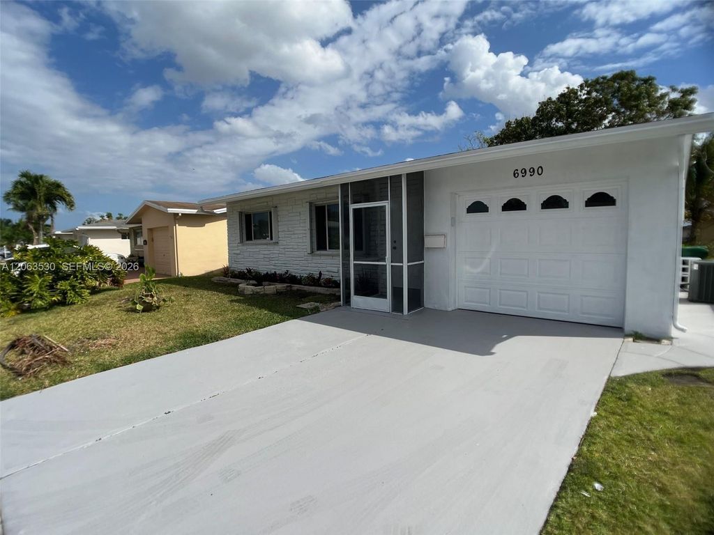 6990 NW 17th St, Margate, FL 33063