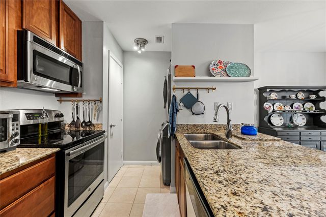 5343 Richmond Avenue 30, Houston, TX 77056