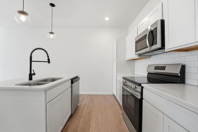 12401 S Acacia Drive, Lee's Summit, MO 64086