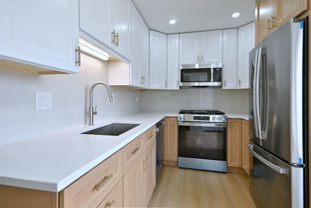 945 E Kenilworth Avenue 312, Palatine, IL 60074