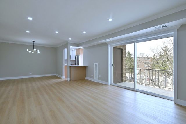 945 E Kenilworth Avenue 312, Palatine, IL 60074