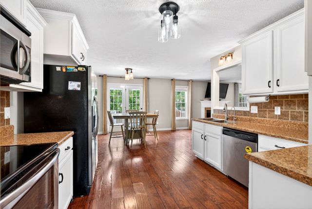 3743 Fox Hole Dr, Clarksville, TN 37040