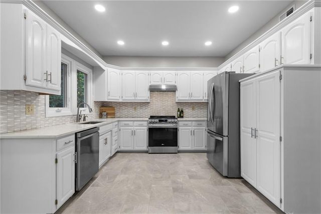 13400 W 116th Terrace, Overland Park, KS 66210