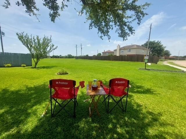 3204 Meadow Bay Lane, Dickinson, TX 77539
