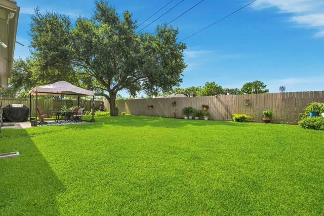 3204 Meadow Bay Lane, Dickinson, TX 77539