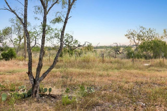 5 CR 171, Nixon, TX 78140