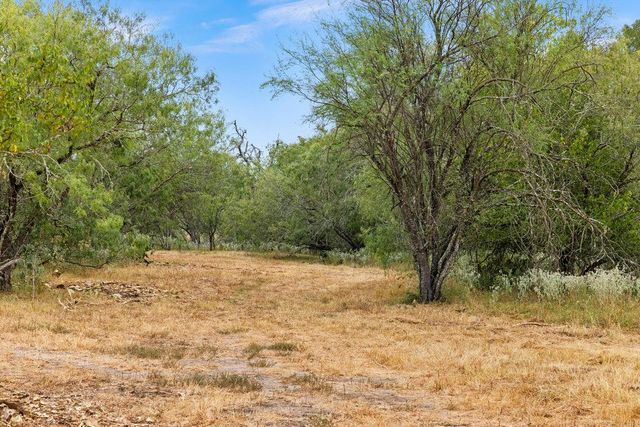 5 CR 171, Nixon, TX 78140