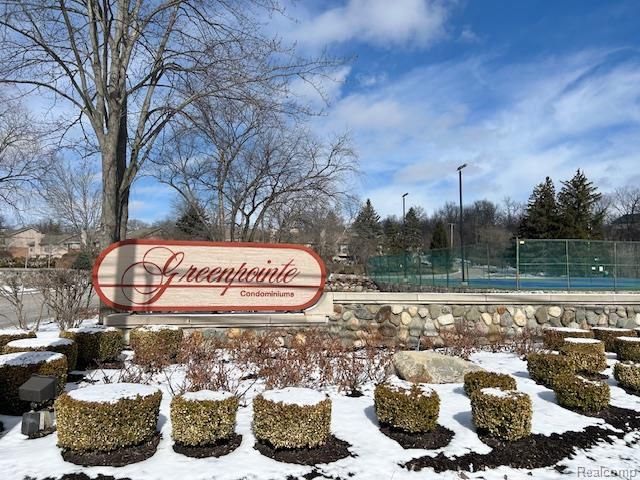 7305 Meadowridge Circle 28, West Bloomfield Charter Township, MI 48322