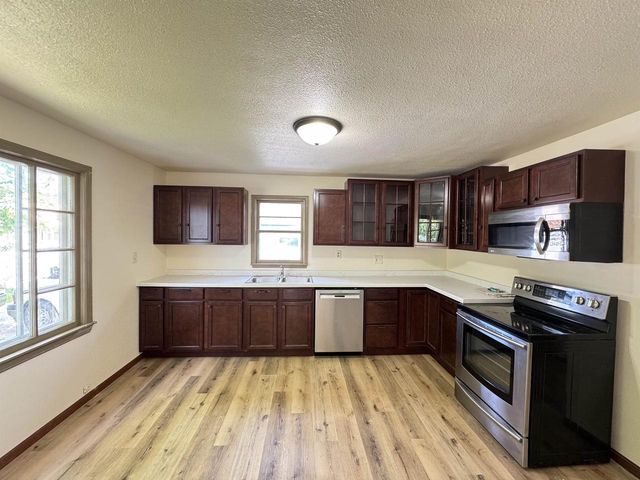 720 E FULTON STREET, Waupaca, WI 54981
