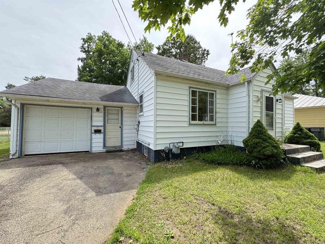 720 E FULTON STREET, Waupaca, WI 54981