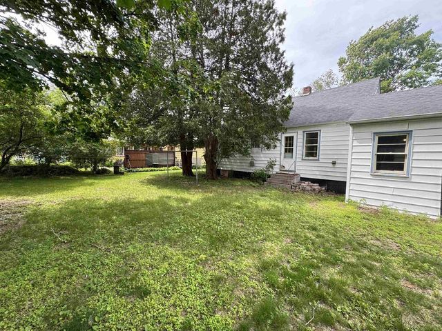 720 E FULTON STREET, Waupaca, WI 54981