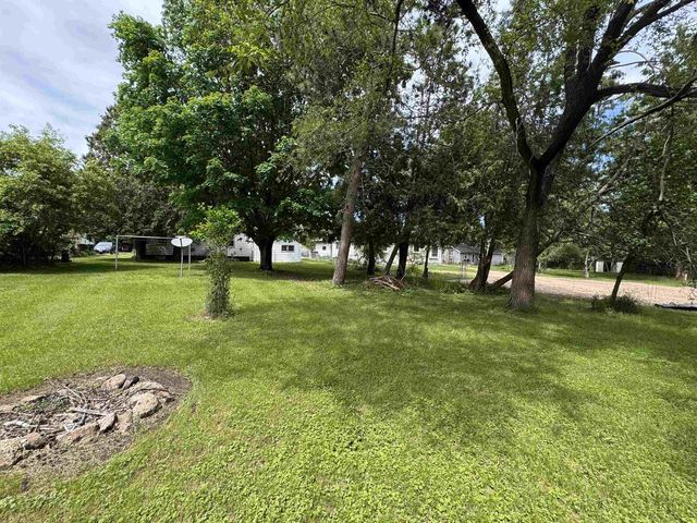 720 E FULTON STREET, Waupaca, WI 54981