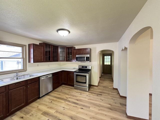 720 E FULTON STREET, Waupaca, WI 54981