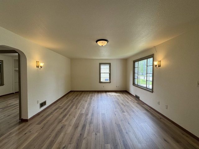 720 E FULTON STREET, Waupaca, WI 54981