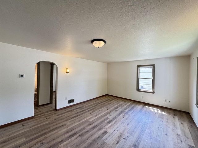 720 E FULTON STREET, Waupaca, WI 54981