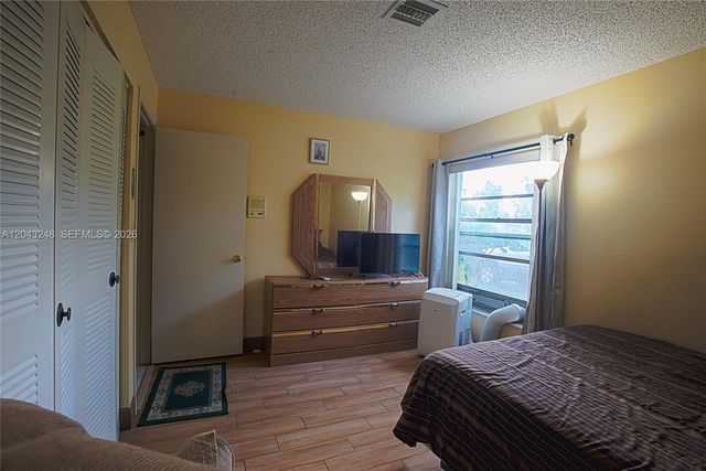 5889 NW 198th Ter, Hialeah, FL 33015