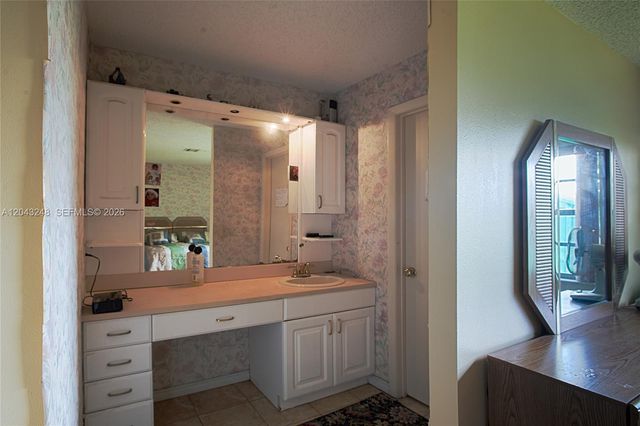 5889 NW 198th Ter, Hialeah, FL 33015
