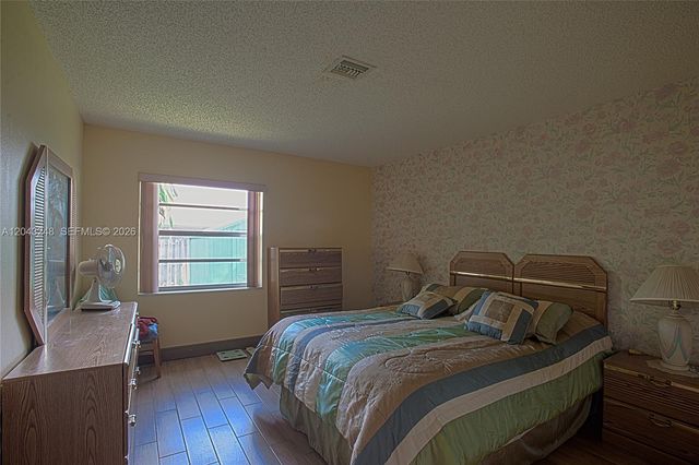 5889 NW 198th Ter, Hialeah, FL 33015