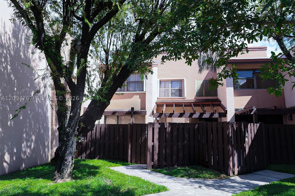 445 W Park Dr 102-4, Miami, FL 33172