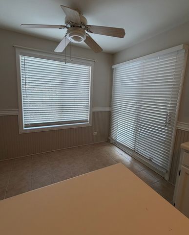 211 E Ashbury Lane 7, Roselle, IL 60172