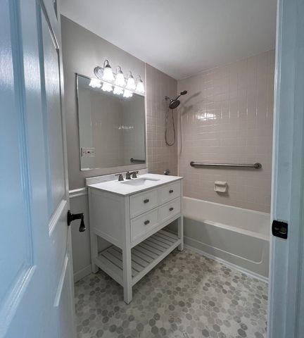 211 E Ashbury Lane 7, Roselle, IL 60172