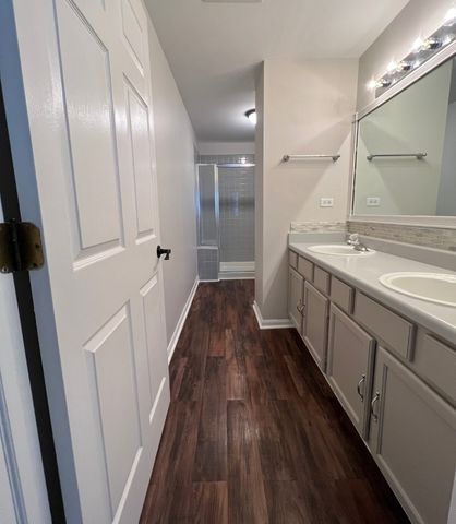 211 E Ashbury Lane 7, Roselle, IL 60172