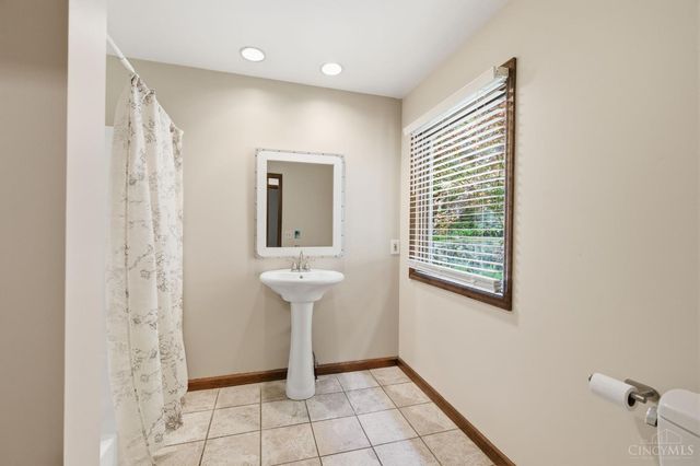 2739 Queenswood Drive, Cincinnati, OH 45211