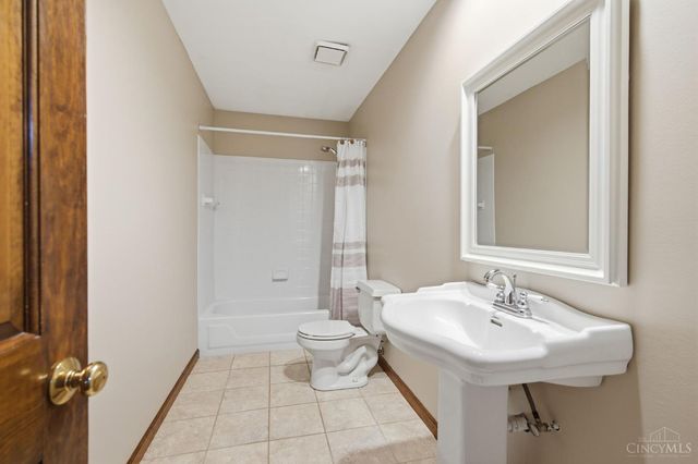 2739 Queenswood Drive, Cincinnati, OH 45211