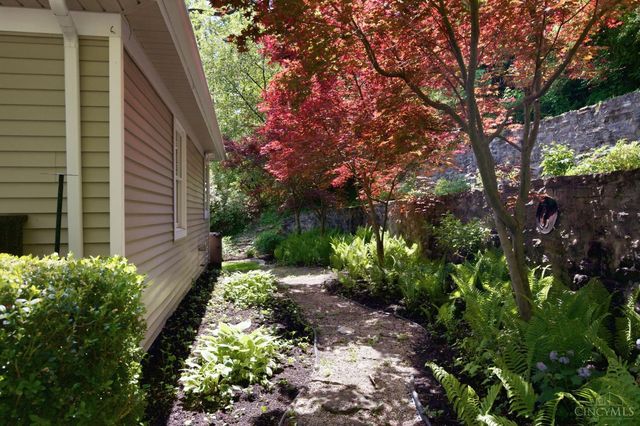 2739 Queenswood Drive, Cincinnati, OH 45211