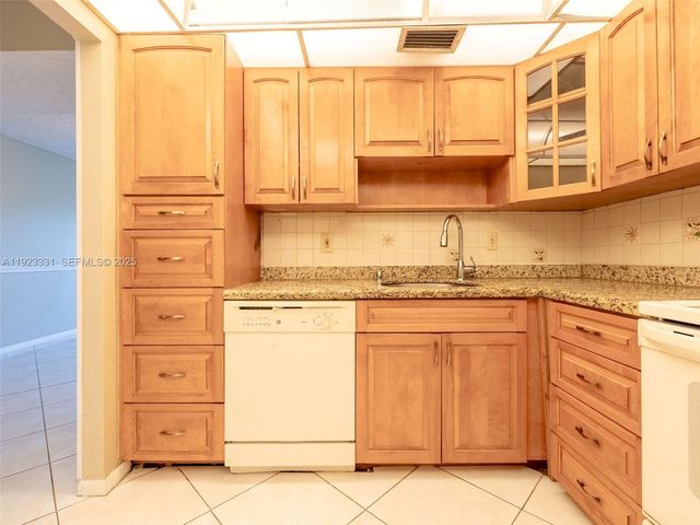 6600 Cypress Rd 406, Plantation, FL 33317