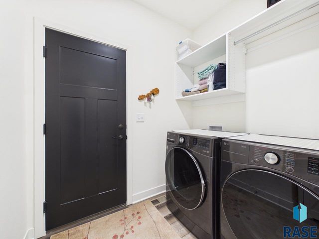 5816 W Raleigh Cir Circle, Sioux Falls, SD 57107