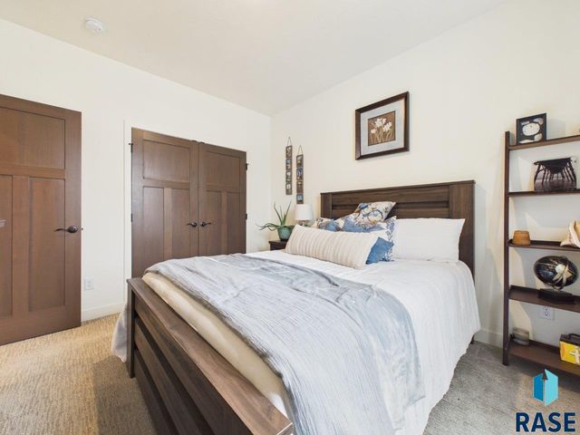 5816 W Raleigh Cir Circle, Sioux Falls, SD 57107