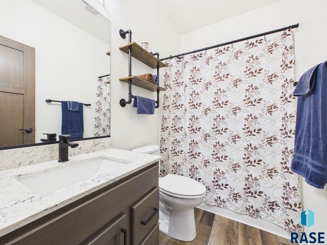 5816 W Raleigh Cir Circle, Sioux Falls, SD 57107