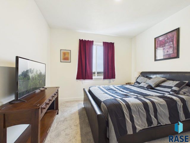 5816 W Raleigh Cir Circle, Sioux Falls, SD 57107