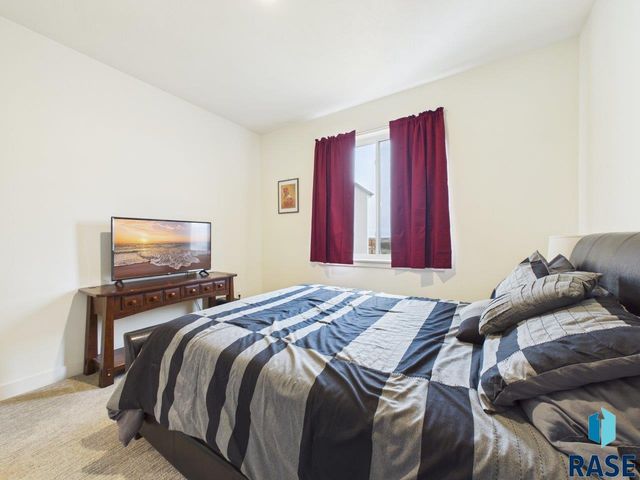 5816 W Raleigh Cir Circle, Sioux Falls, SD 57107