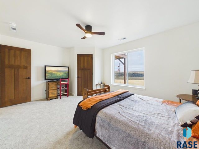 5816 W Raleigh Cir Circle, Sioux Falls, SD 57107