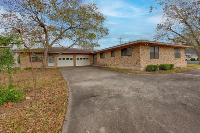 701 Herder Avenue, Schulenburg, TX 78956