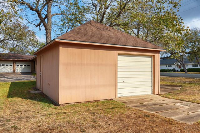 701 Herder Avenue, Schulenburg, TX 78956