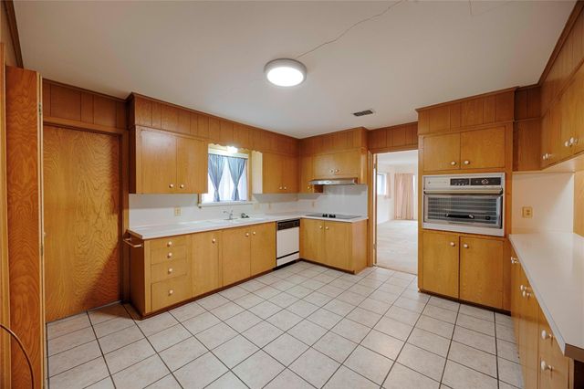 701 Herder Avenue, Schulenburg, TX 78956