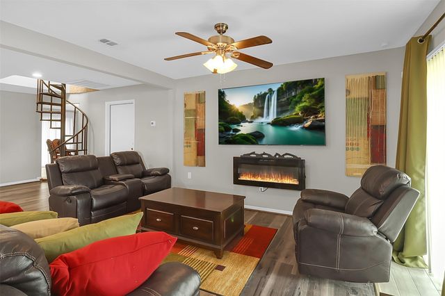 110 S 9th Street, Highlands, TX 77562