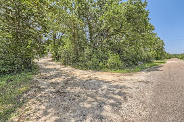 579 Hidden Oaks DR, Elgin, TX 78621