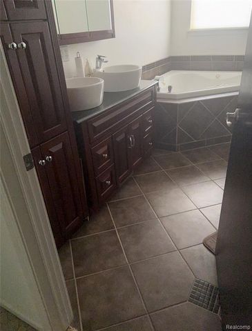 1329 Arrowwood Lane, Grand Blanc, MI 48439