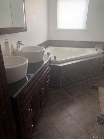 1329 Arrowwood Lane, Grand Blanc, MI 48439