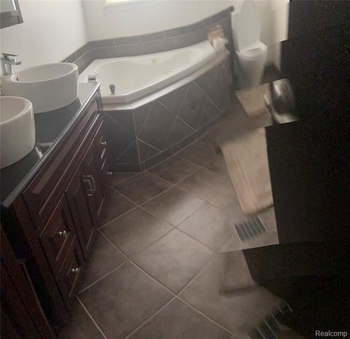 1329 Arrowwood Lane, Grand Blanc, MI 48439