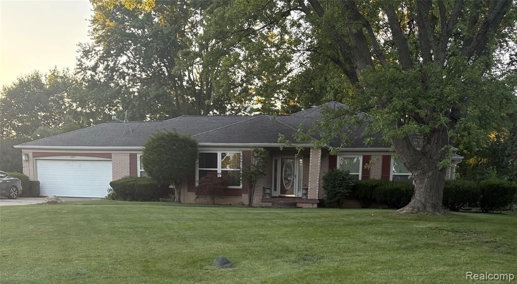 1329 Arrowwood Lane, Grand Blanc, MI 48439