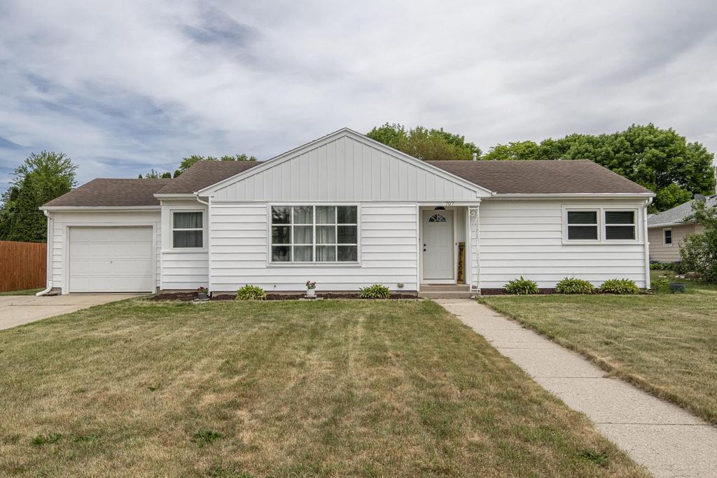 707 N Moreland BOULEVARD, Waukesha, WI 53188