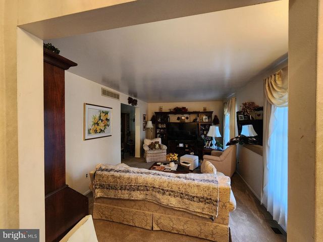 63 CRANFORD RD, Turnersville, NJ 08012