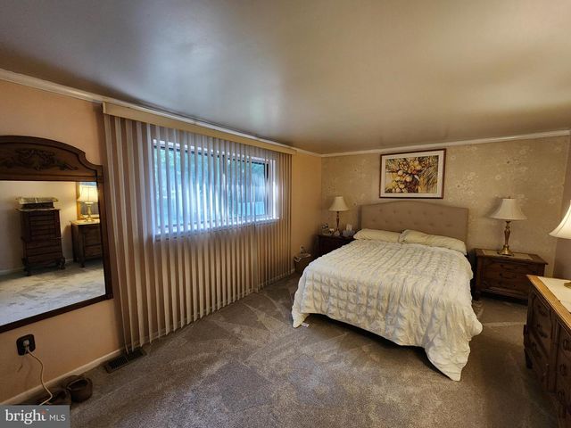 63 CRANFORD RD, Turnersville, NJ 08012