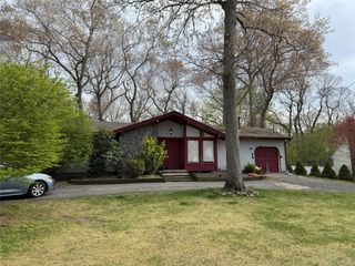 6 Loretta Court, Coram, NY 11727