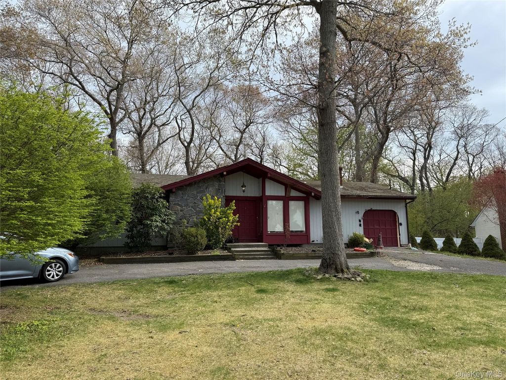 6 Loretta Court, Coram, NY 11727